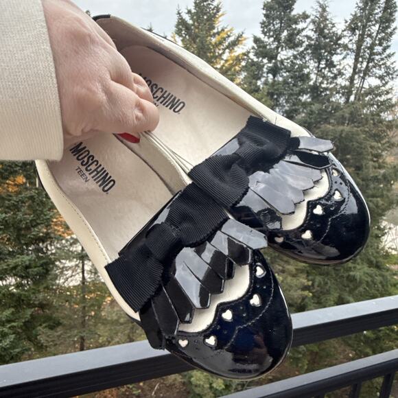 Moschino Girls White & Black Flats 33 EU 1 US Hassle Loafer Bow Heart 9 Year Old - Picture 16 of 16